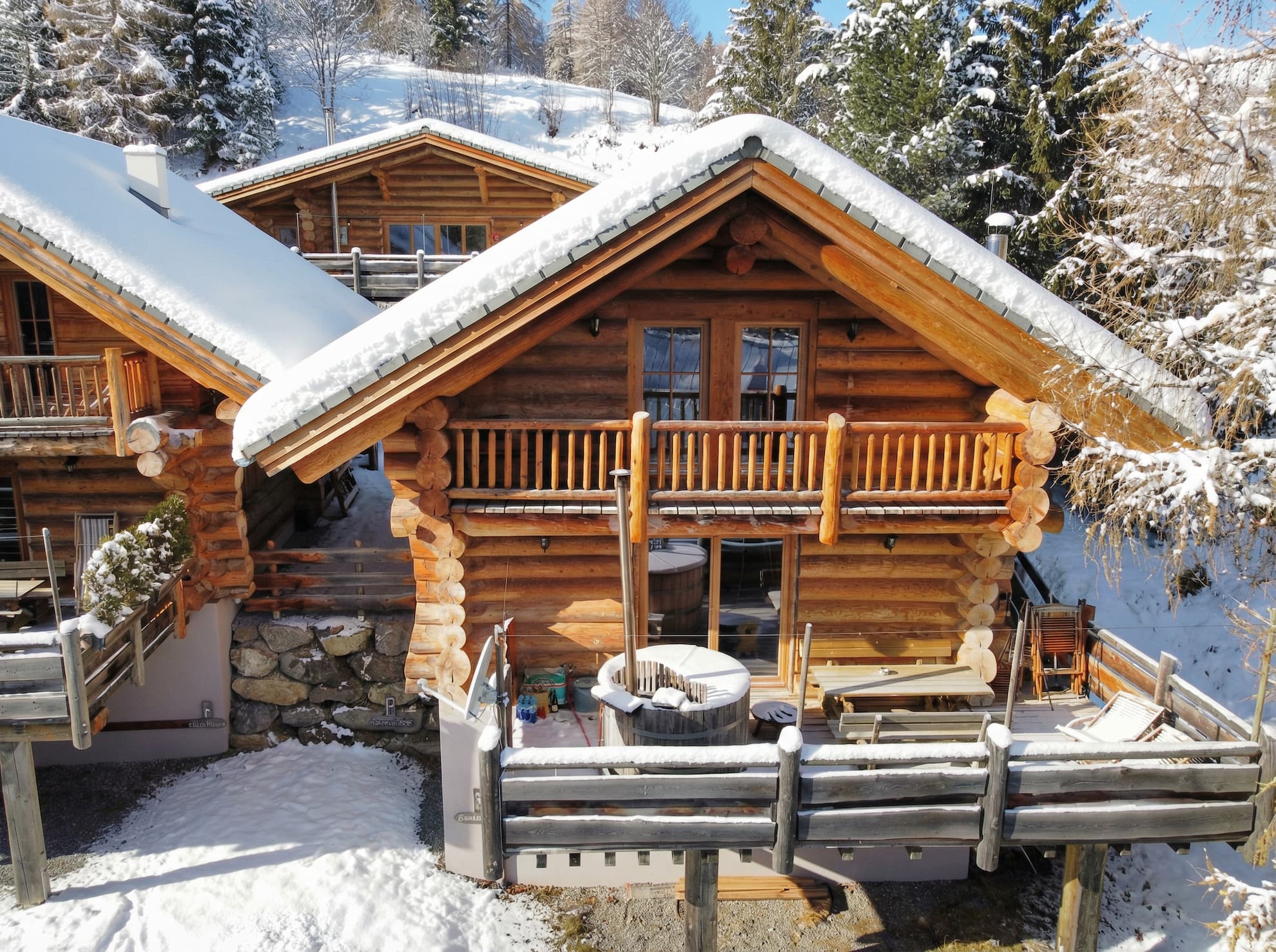 chalet-onder-de-sneeuw