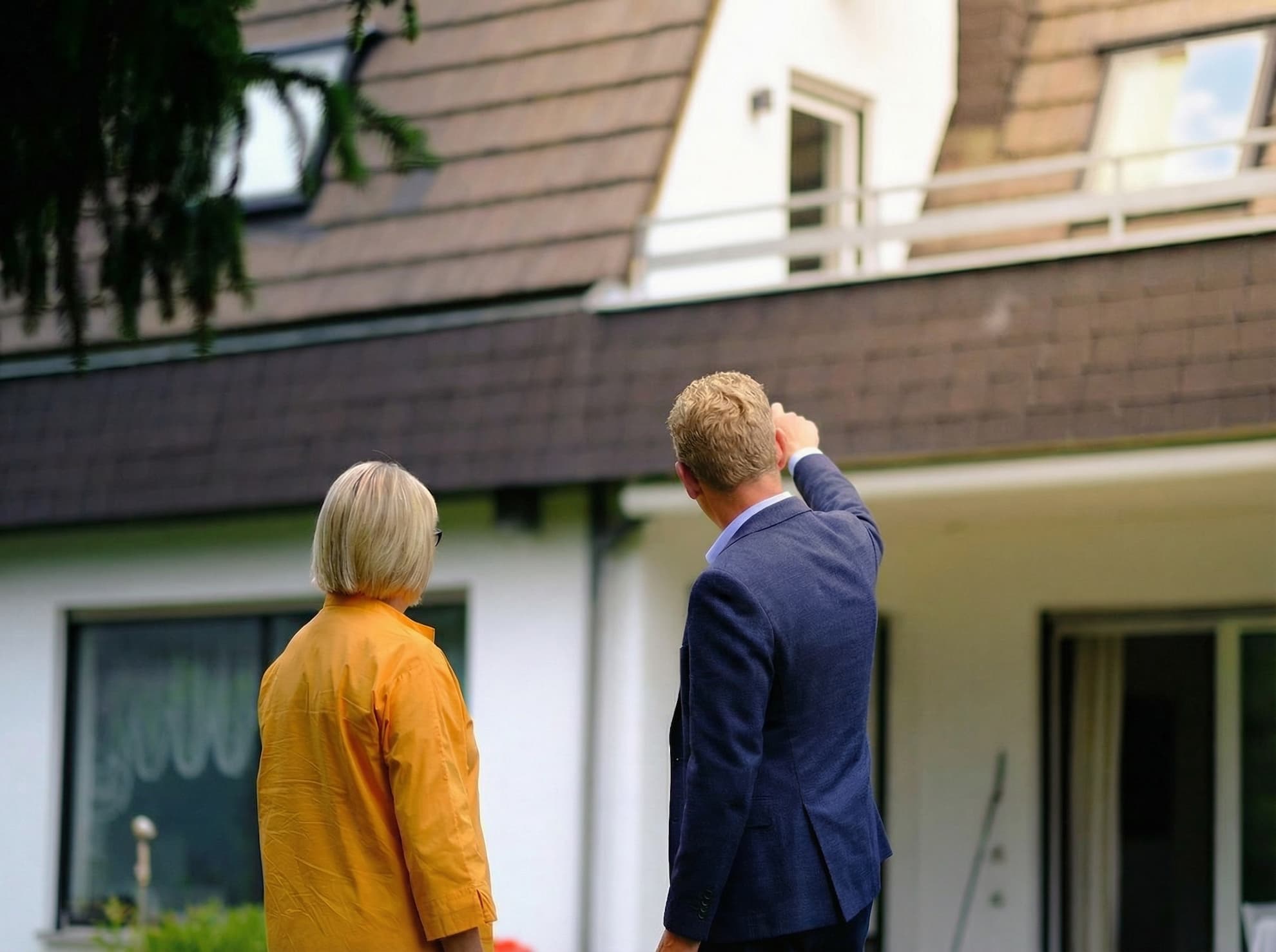 erik-met-klant-bekijk-huizen